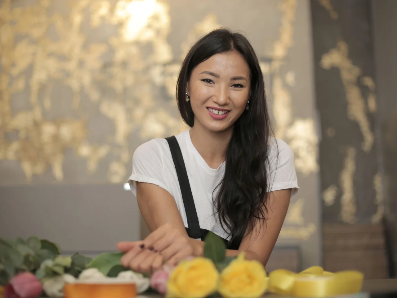 ผู้ประกอบการร้านดอกไม้กำลังจัดช่อดอกไม้ในร้านของตนเอง